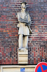 Sandsteinskulptur Soldat -  Bildhauer Richard Kuöhl - Altstädter Hof, Kontorhausviertel Hamburg.