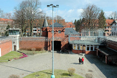 Innenhof beim historischen Backstein - Eingang der Hamburger Justizvollzugsanstalt Fuhlsbüttel - Santa Fu.