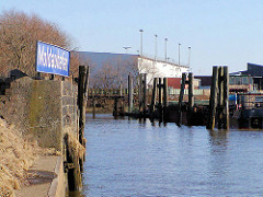 Blick in den Moldauhafen an der Hamburger Norderelbe - lks. ein altes Hafenbecken-Namenschild, blau mit weißer Schrift - im Hintergrund ein Lagergebäude vom Übersee-Zentrum. Das Hafenbecken Moldauhafen wurde  1887 gebaut - ein 30.000 Quadratmeter