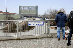Hochwasserschutzanlage Am Moldauhafen, Kleiner Grasbrook - Hansestadt Hamburg; Blick auf das Übersee-Zentrum.