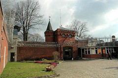 Innenhof beim historischen Backstein - Eingang der Hamburger Justizvollzugsanstalt Fuhlsbüttel - Santa Fu.