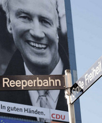 Straßenschilder Reeperbahn, Große Freiheit - im Hintergrund Werbeplakat / Wahlkampfplakat der CDU mit Ole von Beust.