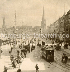 Hansestadt Hamburg historisch - Blick in den Jungfernstieg Richtung Bergstraße. Eine Straßenbahn fährt Richung Gänsemarkt; Droschken warten vor dem Alsterpavillion - Zugpferde.