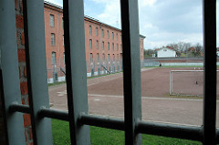 Vergittertes Gefängnisfenster - Blick auf den Sportplatz der Hamburger Justizvollzugsanstalt Fuhlsbüttel - Santa Fu.