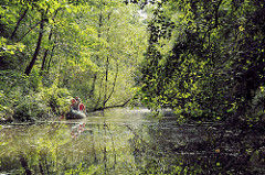 Kanu im Neuengammer Durchstich - der Kanal hat eine Länge von 2,6 km und verbindet die  Gose Elbe und Dove Elbe in den Hamburger Vierlanden.