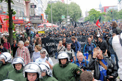 Demonstration in Hamburg / Reeperbahn auf St. Pauli - Schwarzer Block / Autonome von Polizisten begleitet.