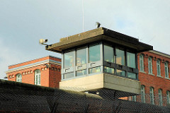 Wachturm auf der Gefängnismauer der Hamburger Justizvollzugsanstalt Fuhlsbüttel - Santa Fu.