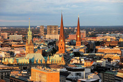 Luftbild von der Hamburger Altstadt in der Abendsonne Türme der Hansestadt; Rathausturm, St. Petrikirche, St. Jacobikirche.