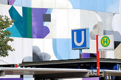 Bilder aus Hamburg Billstedt / Mümmelmannsberg - Bushaltestelle, bunte Hausfassade.