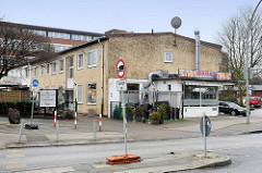 Flaches Gewerbegebäude - Architektur der 1960er Jahre, Straße Sieldeich auf der Veddel in der Hansestadt Hamburg.