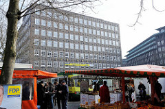 Wochenmarkt am Burchardtplatz im Hamburger Kontorhausviertel - Marktstände, im Hintergrund der Sprinkenhof.