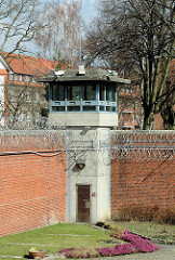 Wachturm / Blumenbeet auf der Gefängnismauer der Hamburger Justizvollzugsanstalt Fuhlsbüttel - Santa Fu.