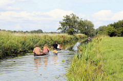 Kanus im Neuengammer Durchstich - der Kanal hat eine Länge von 2,6 km und verbindet die Gose Elbe und Dove Elbe in den Hamburger Vierlanden.