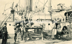 Historische Hafenszene Antwerpen / Belgien; Hafenarbeiter transportieren Säcke auf der Schulter.