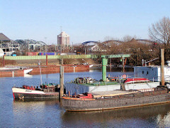 Blick über den Moldauhafen in Hamburg - im Hintergrund die Freihafenelbbrücken und die Norderelbbrücke.