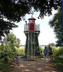 Das Leuchtfeuer Bunthaus hat die Schifffahrt ab 1914 bis 1977 mit einem Rundumfeuer auf die Fahrwassertrennung von Norderelbe und Süderelbe hingewiesen.