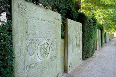 Historische Grabplatten auf dem Friedhof von Hamburg Kirchwerder - Norddeutschlands größte Sammlung.