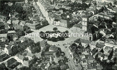 Historische Fotografie vom Marktplatz in Neustrelitz; Blick auf den sternförmig verlaufenden Straßenzüge sowie die Stadtkirche und das Rathaus.