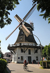 Die Windmühle Johanna wurde 1885 als Galerie- Holländermühle gebaut und arbeitete bis 1960. Die Stellung der Mühlenflügel zeigt, dass die Windmühle Arbeitspause hat.