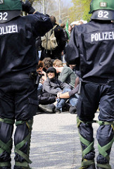 Straßenblockade - Demonstration in Hamburg; Demonstranten geniessen das sonnige Wetter, Polizisten haben Wadenwickel.