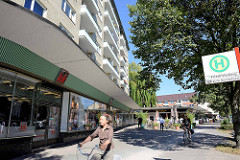 Architektur der 1960er Jahre - Hochhaus und Ladenzeile an der Stormarner Straße in Hamburg Dulsberg.