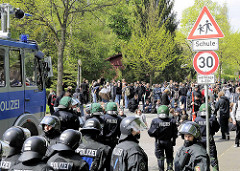 Straßenblockade, Demonstration in Hamburg Barmbek, Polizeikräfte mit Wasserwerfer wurden durch eine mächtige Straßenblockade gestoppt.