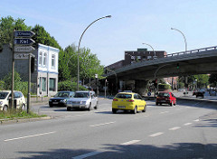 Alleinstehende Haus - Fuhlsbüttler Straße 284 in Hamburg Barmbek Nord. Im Hintergrund die Barmbeker Ringbrücke.