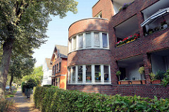 Runder Erker - Backsteinarchitektur  /Wohnhaus mit Balkons im Baustil des Neuen Bauens; Bergkoppel Weg in Hamburg Fuhlsbüttel.