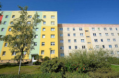Neubauten / Mietswohnungen, farbige Balkonverkleidungen - Wohnblock in Waren / Müritz.