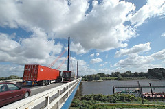 Autobahnbrücke der A1 über die Norderelbe bei Hamburg Georgswerder, auf der gegenüber liegenden Seite liegen die historischen Wasserwerke.