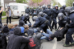 Polizeieinsatz - Demonstration in Hamburg Barmbek; StraßenblockererInnen sollen weggetragen werden.