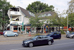 Modernes Wohn- und Geschäftshaus an der Hummelsbüttler Hauptstraße in Hamburg Hummelsbüttel.