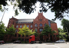 Das Wilhelmsburger Rathaus wurde 1903 errichtet - es zeigt eine typische Architektur der Gründerzeit - heute hat das Wilhelmsburger Ortsamt dort seinen Sitz.