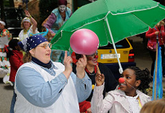 Beim Umzug Fest der Kulturen haben auch die Kinder viel Spass - es wird während des Weges jongliert, gelacht und getanzt.