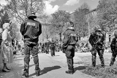 Und die Polizei passt auf - Strassenblockade, Demonstration in Hamburg Barmbek.