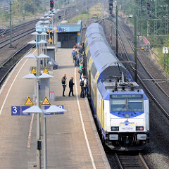Bahnhof Maschen - ein Metronom Zug mit Fahrtziel Hamburg Hauptbahnhof hält am Bahnsteig.