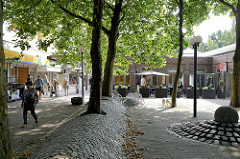 Brunnen, Geschäfte und Restaurants  am Hummelsbüttler Markt in Hamburg Hummelsbüttel.