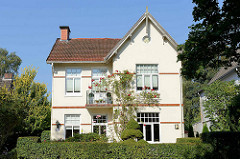 Stadtvilla mit blühendem Rosenstock eine Hausfassade - Hummelsbüttler Landstraße in Hamburg Fuhlsbüttel.