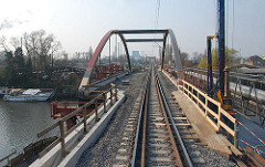 Im Rahmen der sogen. Ertüchtigung der Güterumgehungsbahn durch Hamburg wurde die Strecke für den steigenden Güterzugverkehr baulich vorbereitet.