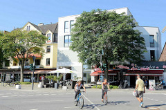 Geschäftsstraße mit Einzelhandel und Restaurants in der Hummelsbüttler Landstraße / Ecke Erdkampsweg in Hamburg Fuhlsbüttel.