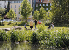 Das Ufer vom Ernst-August-Kanal wurde zur Grünanlage umgestaltet, in der die Bewohner Wilhelmsburg spazieren gehen können.