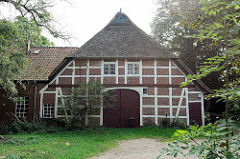 Alte Fachwerkscheune mit Reetdach historischen Dorfkern von Maschen.