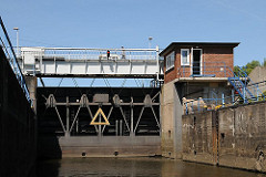 Die Wilhelmsburger Ernst-August-Schleuse wurde 1852 beim Bau des Ernst-August-Kanals errichtet und regelt den Wasserstand.