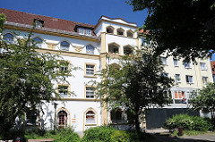 Die Grosswohnanlage an der Mannesallee / Veringstrasse wurde 1925 errichtet. Neben der zweifarbig gestalteten Putzfassade.