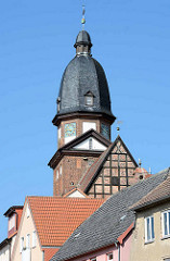 Kirchturm St. Marienkirche in Waren an der Müritz., Ursprungsbau im romanischen Stil aus dem 13. Jahrhundert - Wiederaufbau bis 1792.