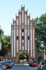 Stadtseite vom Stargadener Tor in Neubrandenburg - erbaut in der ersten Hälfte des 14. Jahrhunderts - norddeutsche Backsteingotik.