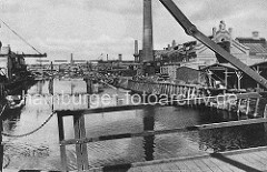 Blick von der Neuhöfer Strasse in den Veringkanal; die Ufer des Industriekanals waren mit einer Hubbrücke verbunden. Links und rechts des Veringkanals hatte sich in Wilhelmsburg Industrie.