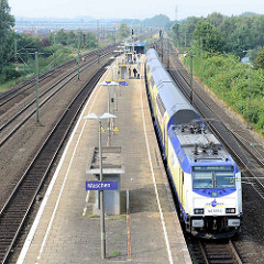 Bahnhof Maschen - ein Metronom Zug mit Fahrtziel Hamburg Hauptbahnhof hält am Bahnsteig.