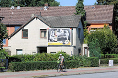 Einzelhaus / Wohnhaus mit  gelber Ziegelfassade und großem Werbeschild an der Bramfelder Chaussee im Hamburger Stadtteil  Bramfeld.