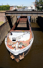 Das Binnenschiff DUO kommt vom Reiherstieg und fährt in die Reiherstiegschleuse ein. Die Abdeckungen des Laderaums sind zurückgeschoben.